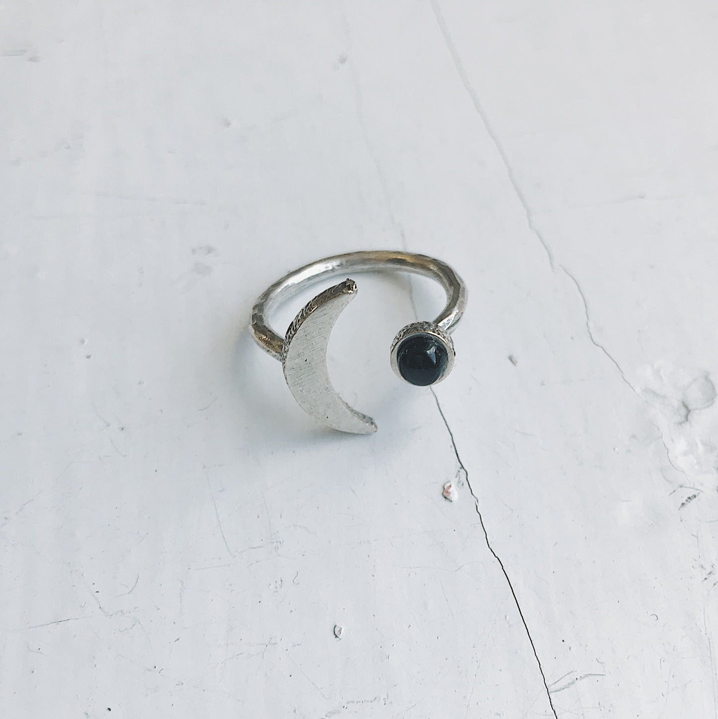 SOLDES Bague Croissant de Lune avec Onyx Noir