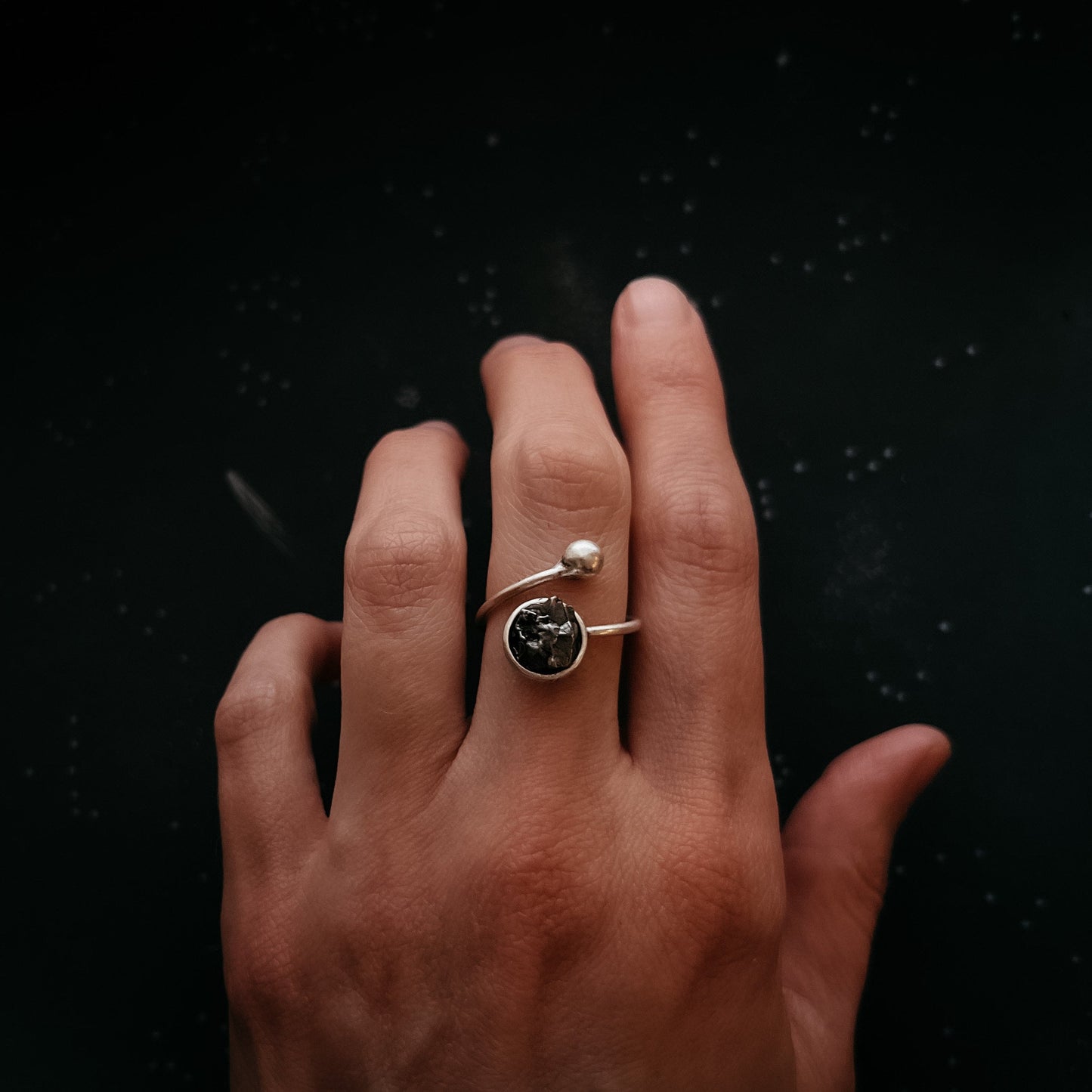 Bague ronde enroulée avec météorite brute authentique