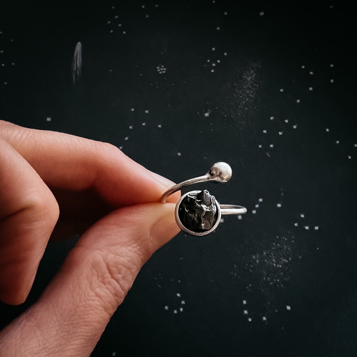 Bague ronde enroulée avec météorite brute authentique